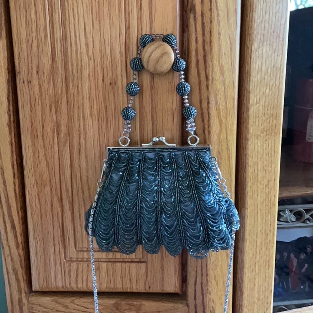 Beaded purse. Grey and silver chain